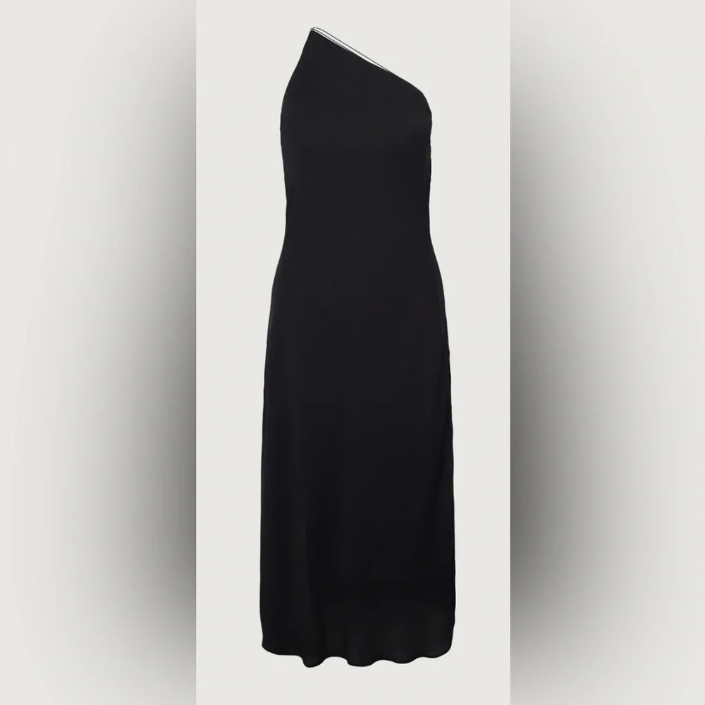 Sleek and Stylish Black Maxi Dress - Picture 5 of 7